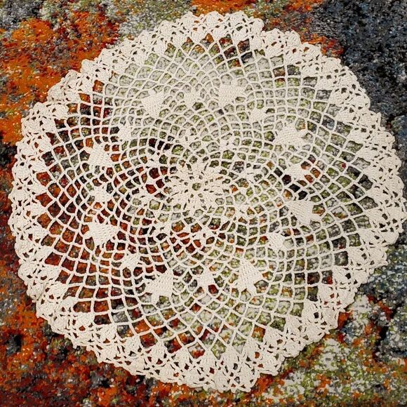 Vintage Handmade Crochet 17" Doilie Dresser Needlecraft Ecru Tabletop 524 - Picture 1 of 6